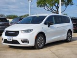 New 2025 Chrysler Pacifica Select image 2