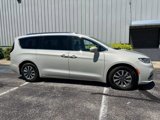 Used 2021 Chrysler Pacifica Touring-L image 2