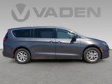 Used 2023 Chrysler Pacifica Touring-L image 2