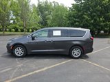 Used 2023 Chrysler Pacifica Touring-L image 2