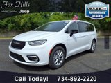 New 2025 Chrysler Pacifica Select image 3