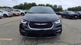 Used 2025 Chrysler Pacifica Select image 3