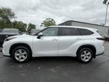 Used 2024 Toyota Highlander LE image 3