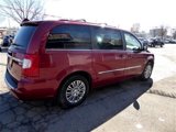 Used 2015 Chrysler Town & Country Touring-L image 6