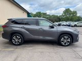 Used 2022 Toyota Highlander XLE image 3