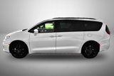 Used 2021 Chrysler Pacifica Limited w/ Uconnect Theater Family Group image 3