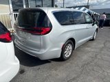 Used 2023 Chrysler Pacifica Touring-L image 3