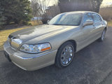 Used 2005 Lincoln Town Car Signature Limited image 3