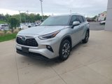 Used 2023 Toyota Highlander XLE image 3