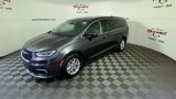 Used 2023 Chrysler Pacifica Touring-L image 4