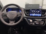 Used 2024 Chrysler Pacifica Select image 5
