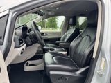 Used 2023 Chrysler Pacifica Touring-L image 3