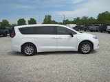 New 2025 Chrysler Pacifica Select image 2