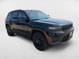 Used 2025 Jeep Grand Cherokee Altitude image 3
