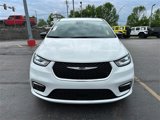 Used 2025 Chrysler Pacifica Select image 3