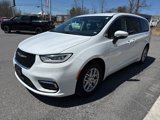 Used 2023 Chrysler Pacifica Touring-L image 3