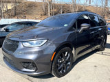 Used 2022 Chrysler Pacifica Limited w/ Uconnect Theater Family Group image 2