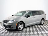 Used 2025 Chrysler Pacifica Select image 4