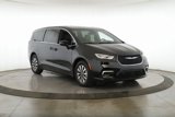Used 2025 Chrysler Pacifica Select image 2