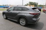 Used 2024 Toyota Highlander Platinum image 3