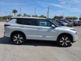 New 2025 Mitsubishi Outlander SE image 3