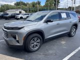 Used 2025 Chevrolet Traverse LT image 2