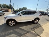 Used 2022 Volvo XC40 T5 Momentum image 4
