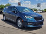 New 2025 Chrysler Pacifica Select image 2