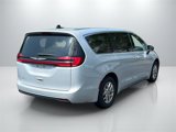 Used 2023 Chrysler Pacifica Touring-L image 4