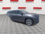 Used 2025 Toyota Highlander XLE image 3