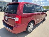Used 2015 Chrysler Town & Country Touring image 3