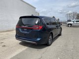 Used 2024 Chrysler Pacifica Select image 2