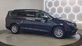 Used 2022 Chrysler Pacifica Touring-L image 2