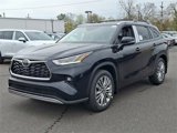 New 2025 Toyota Highlander Platinum image 2