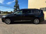 Used 2023 Chrysler Pacifica Limited image 5