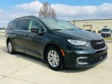 Used 2022 Chrysler Pacifica Touring-L image 2