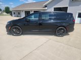 Used 2025 Chrysler Pacifica Limited image 4