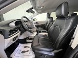 Used 2023 Chrysler Pacifica Touring-L image 4