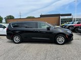 Used 2023 Chrysler Pacifica Touring-L image 2