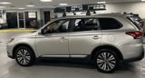 Used 2019 Mitsubishi Outlander SE image 2