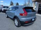 Used 2022 Volvo XC40 T4 Momentum image 2