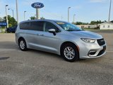 Used 2023 Chrysler Pacifica Touring-L image 2