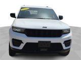 Used 2025 Jeep Grand Cherokee Altitude image 3