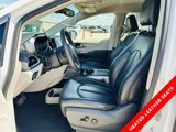 Used 2023 Chrysler Pacifica Touring-L image 3