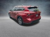 Used 2022 Toyota Highlander XLE image 3