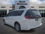 New 2025 Chrysler Pacifica Select image 3