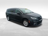 Used 2023 Chrysler Pacifica Touring-L image 3