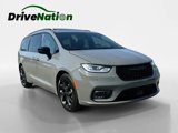 Used 2025 Chrysler Pacifica Limited image 3