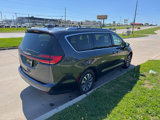 Used 2021 Chrysler Pacifica Touring-L image 3