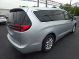 Used 2023 Chrysler Pacifica Touring-L image 3